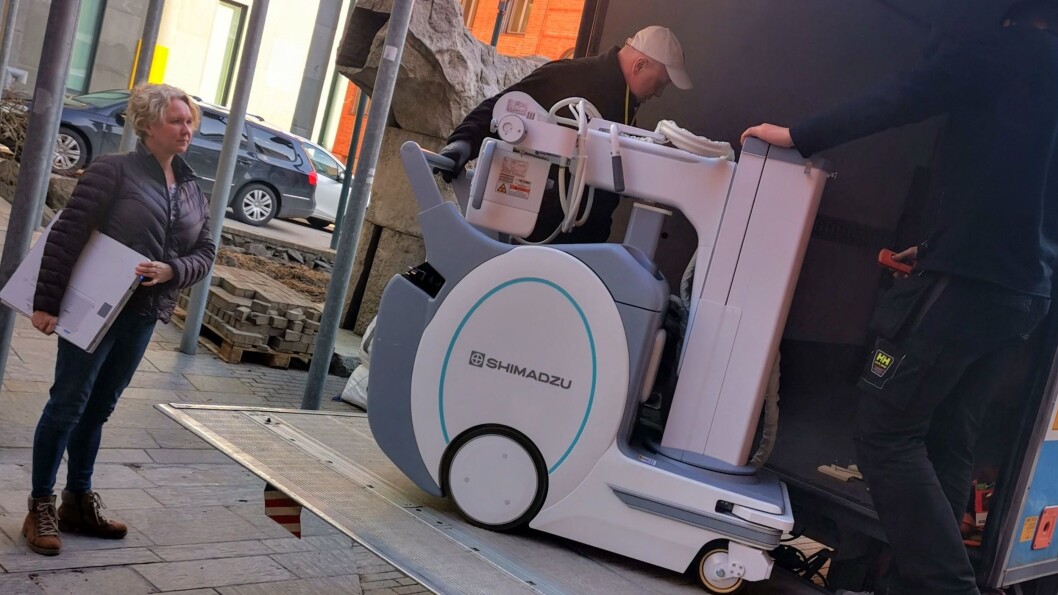 Bilde viser Anita Reitan, universitetslektor på radiografutdannigen ved OsloMet og Pål Andersen fra ReLokator som laster opp det mobile røntgen apparatet for transport til OUS. Bilde viser Anita Reitan, universitetslektor på radiografutdannigen ved OsloMet og Pål Andersen fra ReLokator som laster opp det mobile røntgen apparatet for transport til OUS.