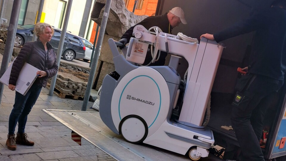 Bilde viser Anita Reitan, universitetslektor på radiografutdannigen ved OsloMet og Pål Andersen fra ReLokator som laster opp det mobile røntgen apparatet for transport til OUS.