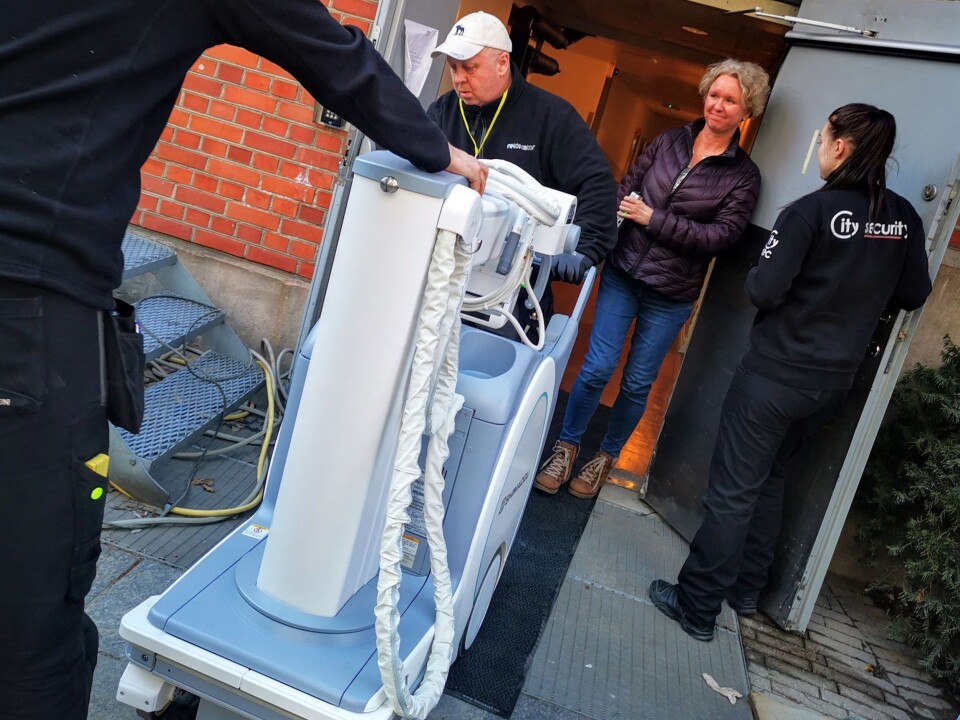 Anita Reitan, følger med når ReLokator sørger for transport av røntgen apparatet til OUS. Foto: OsloMet