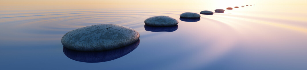Steine im See bei Sonnenaufgang Querformat 3:1