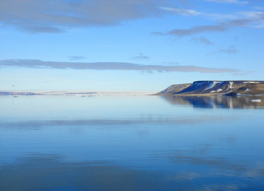 île arctique et son reflet.