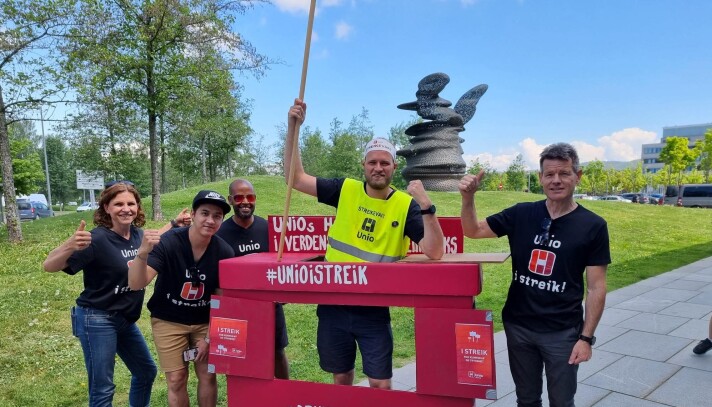 Streikemarkering ved Akershus Universitetsykehus. Fra venstre Marit Hågbo, Hung Thai Phero Nguyen, Gabriel Melles, Thomas Gulbransen, Unios høyeste radiokommentatorgraf og forbundsleder Bent Ronny Mikalsen. Streikemarkering ved Akershus Universitetsykehus. Fra venstre Marit Hågbo, Hung Thai Phero Nguyen, Gabriel Melles, Thomas Gulbransen, Unios høyeste radiokommentatorgraf og forbundsleder Bent Ronny Mikalsen.
