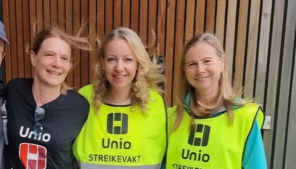 Kamplystne: Mona Vestbøstad (t.v.) og Eli Eikefjord (i midten) ved radiografutdanningen på HVL under gårsdagens streikemarkering. Til høyre Torunn Herfindal fra høyskolens Institutt for pedagogikk, reiligion og samfunnsfag.
