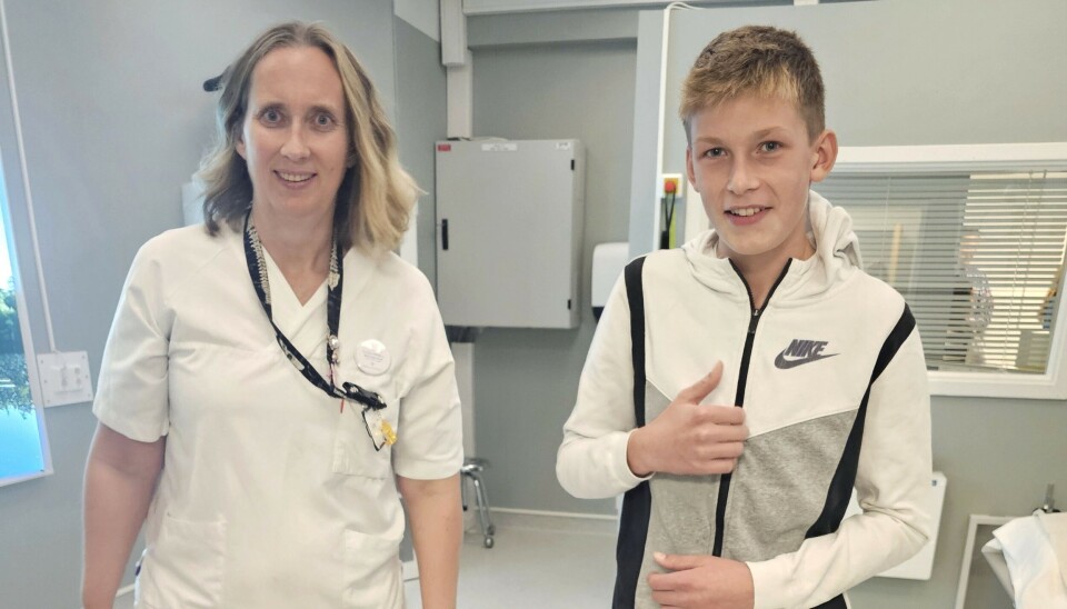 Linus Naas-Svorkmo (14) ble første pasient ut etter at implementeringen av beslutningsstøtten var offisiell. Til venstre fagradiograf Eir Alvestad.