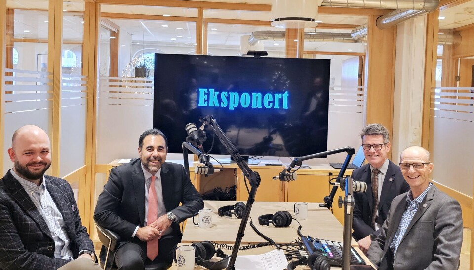 Masud Gharahkhani (bak t.v.), sammen med forhandligssjef Carl Christian Grue Solberg (foran t.v.), forbundsleder Bent R. Mikalsen (bak t.h.) og fagsjef Håkon Hjemly i forkant av innspillingen.