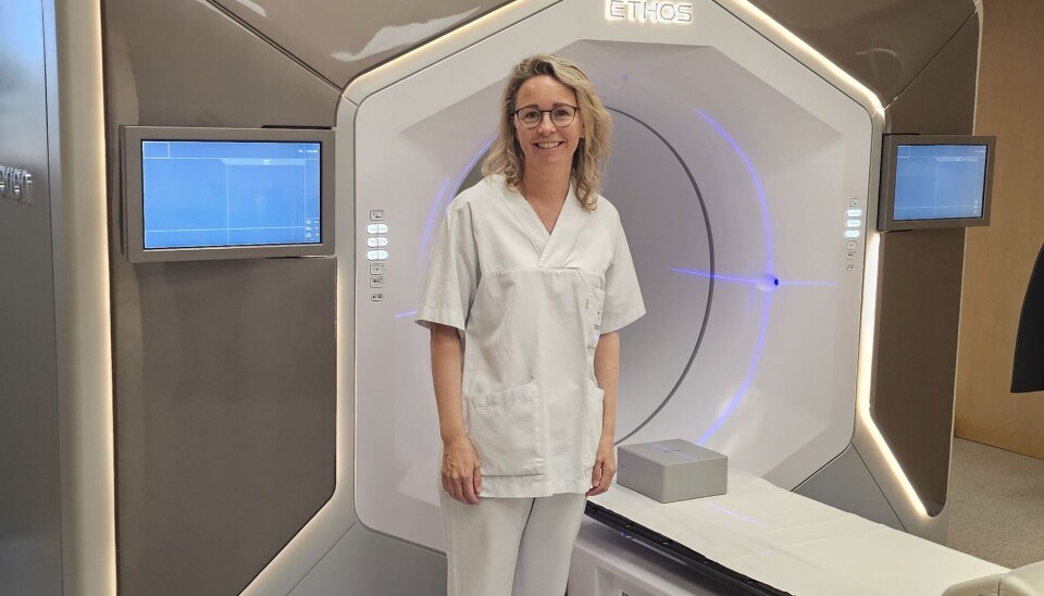 Jannicke Nøkling Moi foran Ethos linac-en som gjør det mulig å få tilpasset doseplan ut fra dagens anatomi.